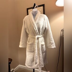 Pottery Barn ivory fluffy Sherpa robe. Size S/M